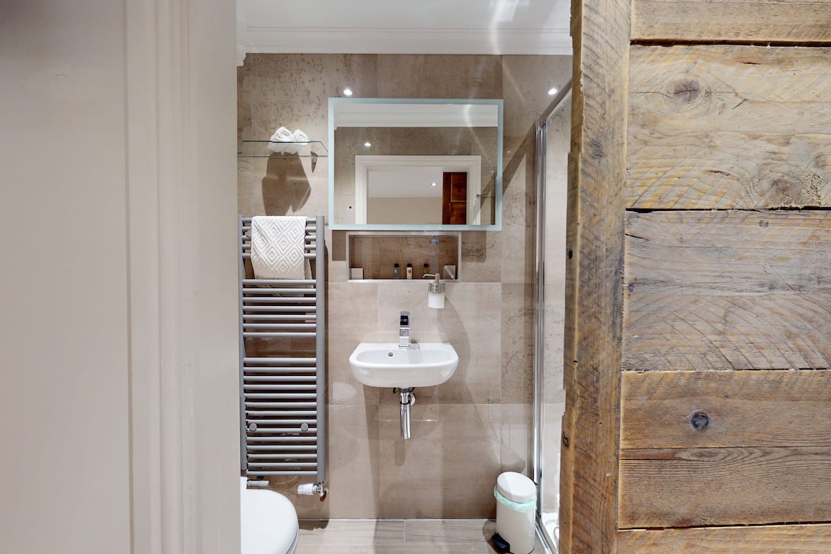 shower, free toiletries, bathrobes, slippers