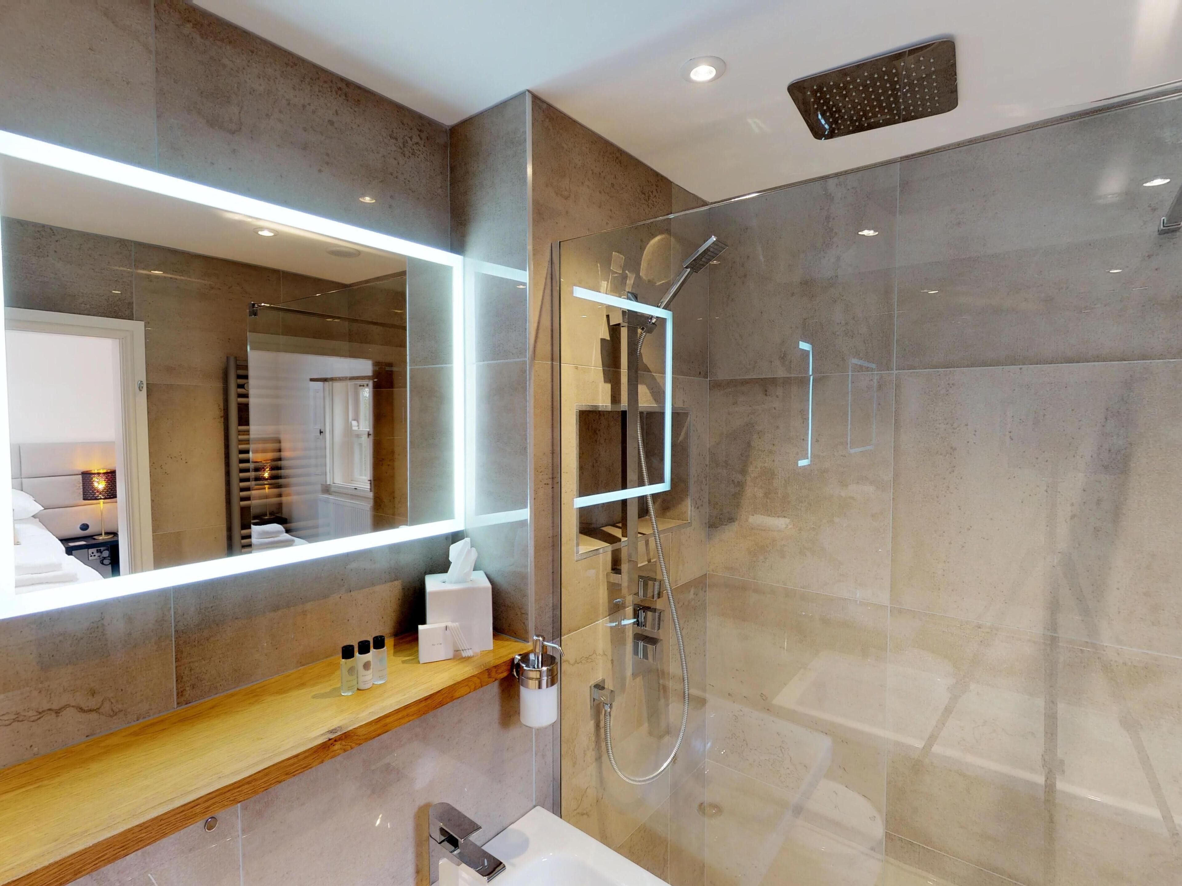 Deluxe King Suite | Bathroom | Shower, free toiletries, bathrobes, slippers