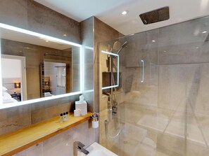Deluxe King Suite | Bathroom | Shower, free toiletries, bathrobes, slippers - Devonshire Arms (Sheffield)