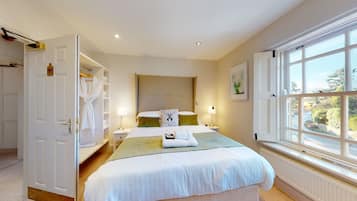 Classic Double Room | In-room safe, iron/ironing board, free WiFi, bed sheets