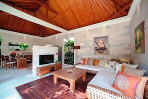 Una televisión, un reproductor de DVD, libros