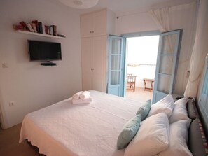 6 bedrooms, iron/ironing board, travel cot, free WiFi - Beautiful beachfront property (Chora, Ios)