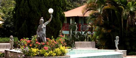 Innendørsbasseng, 2 utendørsbassenger og bassengtelt (inkludert)