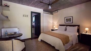 Kahden hengen standard-huone | Minibaari, työpöytä, pimennysverhot, silitysrauta/-lauta