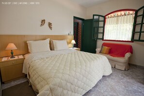 ミニバー、デスク、遮光カーテン、アイロン / アイロン台