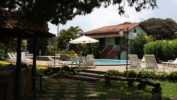 Sisäuima-allas, 2 ulkouima-allasta, ilmaisia cabañoita, aurinkovarjoja