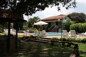 Indoor pool, 2 outdoor pools, open 8:00 AM to 8:00 PM, free pool cabanas - Pousada Villa Buonabitacolo (São João del Rei)