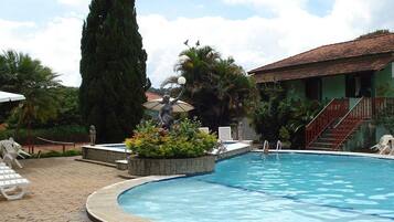 Piscina interna, 2 piscinas externas, barracas de cortesia, guarda-sóis