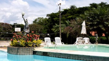 Piscine couverte, 2 piscines extérieures, cabanons gratuits