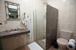 Shower, hair dryer, towels, soap - Pousada Villa Buonabitacolo (São João del Rei)