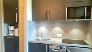 A compact kitchen with a sink, a microwave, and a dishwasher. - Ski-in/ski-out & foot of the slopes, 4th floor, view mountain, balcony, tv, ski locker, 23m² (La Plagne)