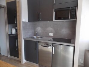 Fridge, microwave, coffee/tea maker - 200m from resort center, 4th floor, view mountain, balcony, tv, ski locker, 23m², La Plagne (La Plagne)