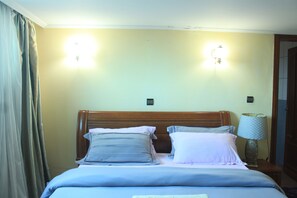 2 bedrooms, desk, laptop workspace, blackout drapes