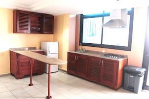 Cafetera/tetera, frigobar, placa de cocina, tetera/pava eléctrica