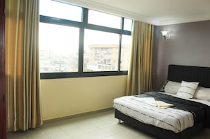 Escritorio, espacio para trabajar con laptop y cortinas blackout