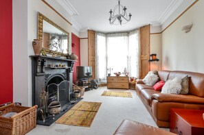 Living area - Spacious and Modern. (Leeds)