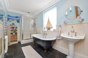 Bathroom - Spacious and Modern. (Leeds)