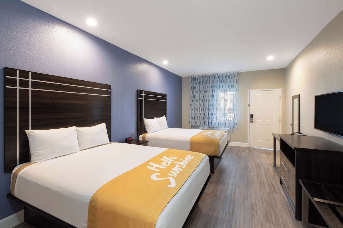 Escritorio, cortinas blackout y tabla de planchar con plancha