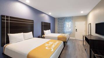 Escritorio, cortinas blackout y tabla de planchar con plancha