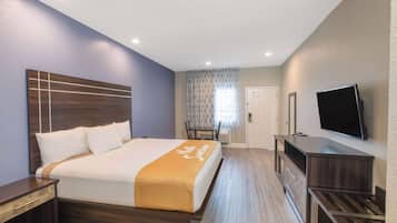 Escritorio, cortinas blackout y tabla de planchar con plancha