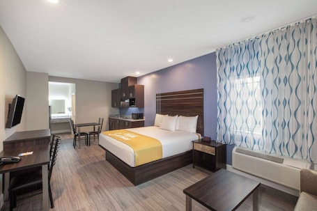 Schreibtisch, Verdunkelungsvorhänge, Bügeleisen/Bügelbrett. Days Inn & Suites by Wyndham La Porte