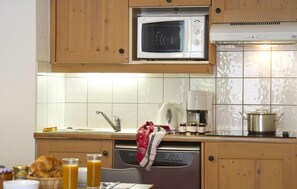 冷蔵庫、電子レンジ、食器洗い機、コーヒー / ティーメーカー