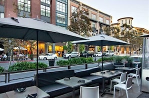 Outdoor dining - Santana Row Properties #5 - Silicon Valley Getaway (San Jose)