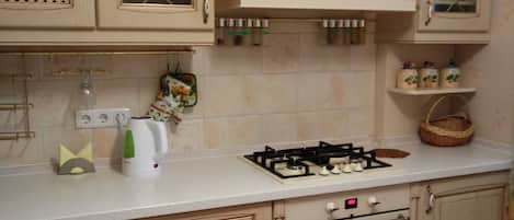 Refrigerador, horno, parrilla de estufa y tetera eléctrica