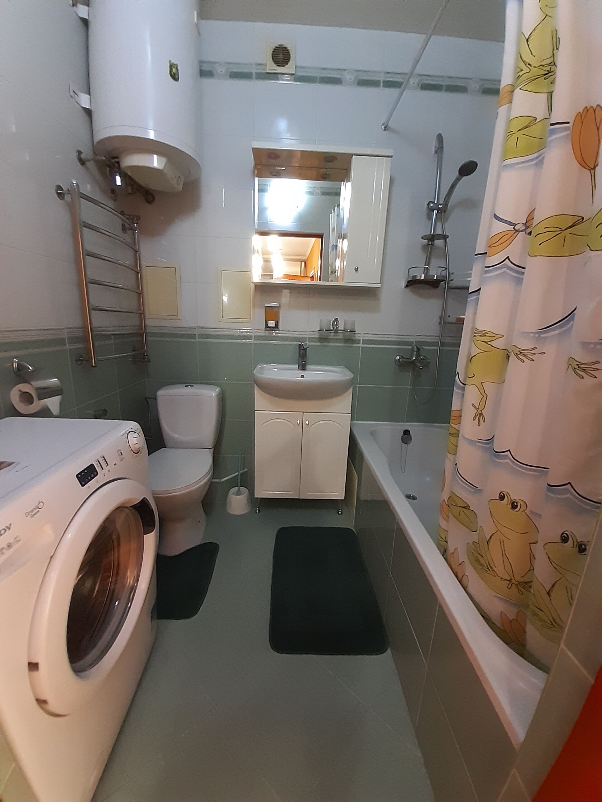 Kombinert dusj/badekar, hårføner, tøfler og bidé