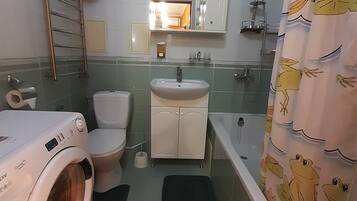 Kombinert dusj/badekar, hårføner, tøfler og bidé