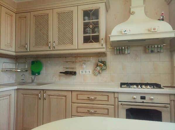Fridge, oven, stovetop, electric kettle