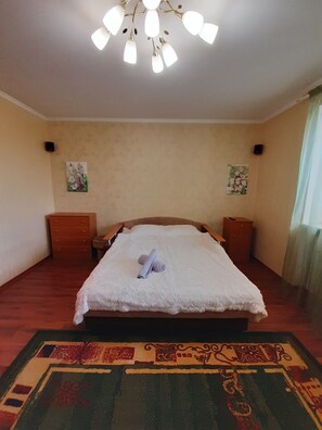 1 slaapkamer, een bureau, geluiddichte muren