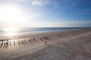 Una playa cerca, sillas reclinables de playa, toallas de playa