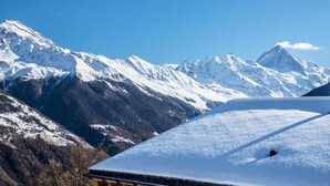 A snow-covered mountain range with a clear sky. - Chalet, wifi, ski-in/ski-out & foot of the slopes, sauna, terrace, balcony, fireplace or stove (Les Collons)