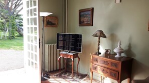 Double Room | Blackout drapes, soundproofing, free WiFi, bed sheets