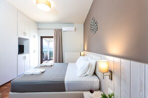 5 chambres, bureau, fer et planche à repasser, lit parapluie