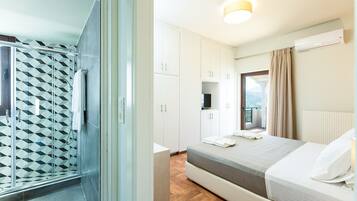 5 bedrooms, desk, iron/ironing board, travel crib