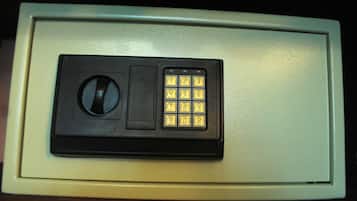 Cerradura electrónica con teclado en una puerta, probablemente de una habitación de hotel.