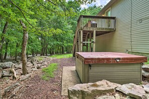 Terrace/patio - Deck, Hot Tub & Game Room: Lake Harmony Home (Lake Harmony)