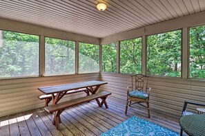 Dining - Deck, Hot Tub & Game Room: Lake Harmony Home (Lake Harmony)