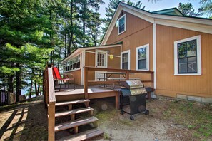 Outdoor dining - Center Ossipee Pet-Friendly Cottage w/ Dock! (Center Ossipee)