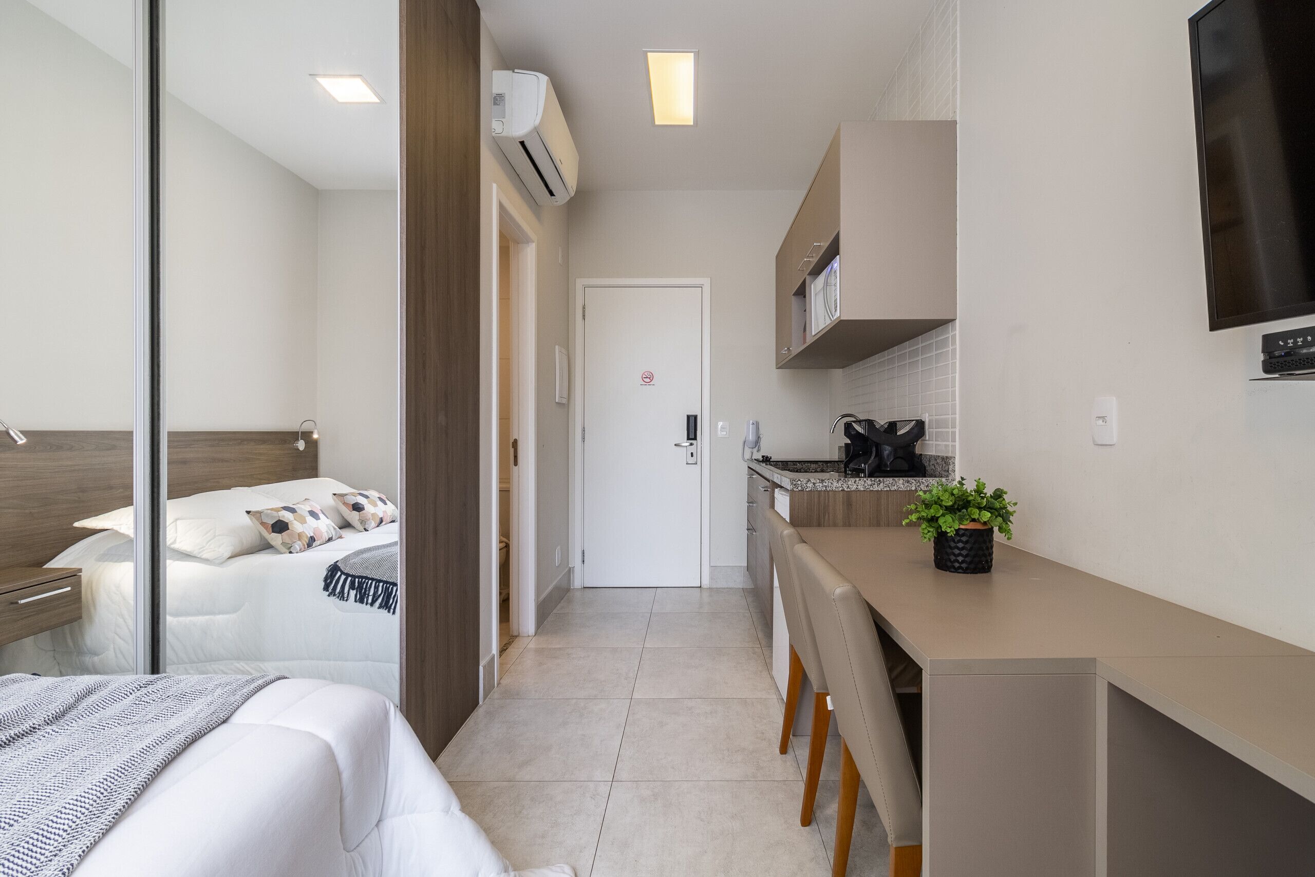 Tabla de planchar con plancha, wifi gratis y ropa de cama 