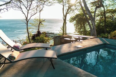 Oceanfront 5bdrm, sleeps 10, AC, pool, fibre optic, Playa Maderas surf break