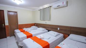 Quarto quádruplo, várias camas | Escrivaninha, Wi-Fi de cortesia, roupa de cama