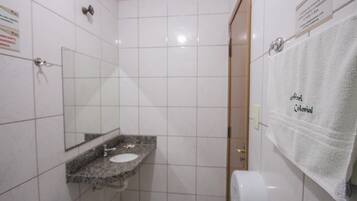 Chuveiro, produtos de toalete grátis, toalhas de banho, sabonete