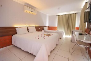 A hotel room with a bed, a desk, and a TV. - Hotel Colonial (Baturite)