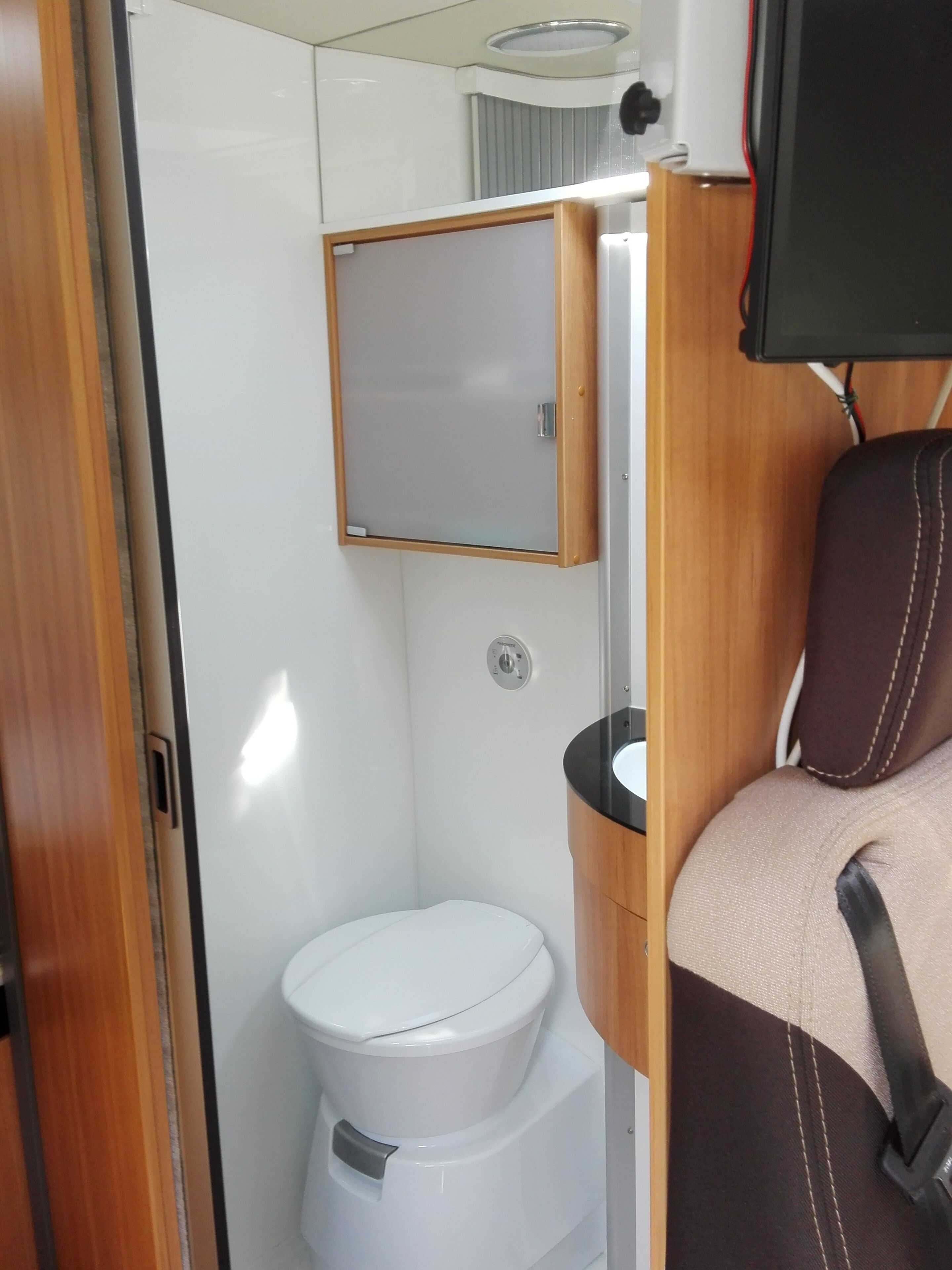 Camper | Bathroom | Shower, towels