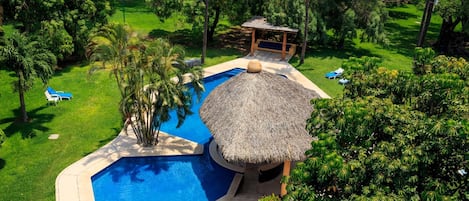 Una piscina al aire libre