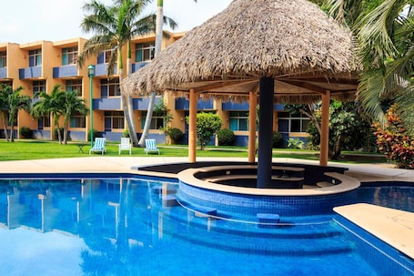 Outdoor pool. Hotel Calli