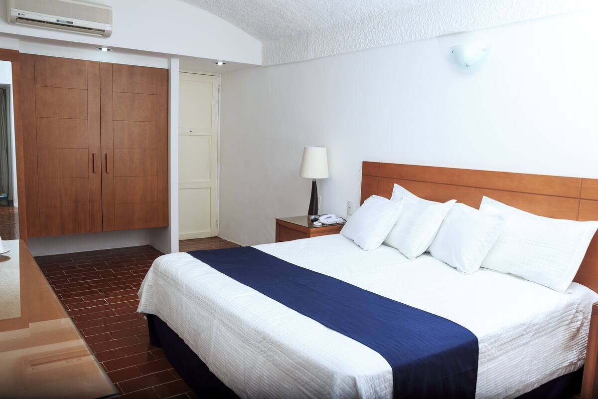 executive room | 1 bedroom, premium bedding, down duvets, laptop workspace